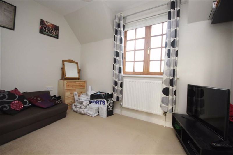 2 bed flat for sale in Ulysses Road, Swindon SN25, £125,000