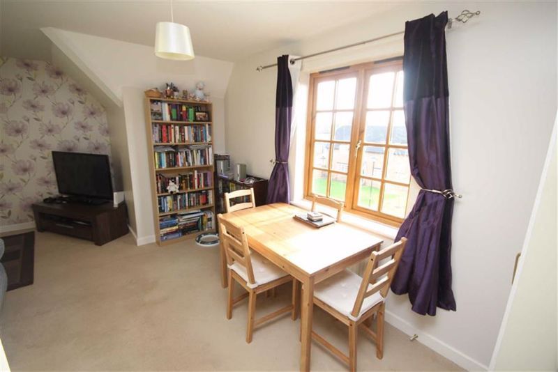 2 bed flat for sale in Ulysses Road, Swindon SN25, £125,000