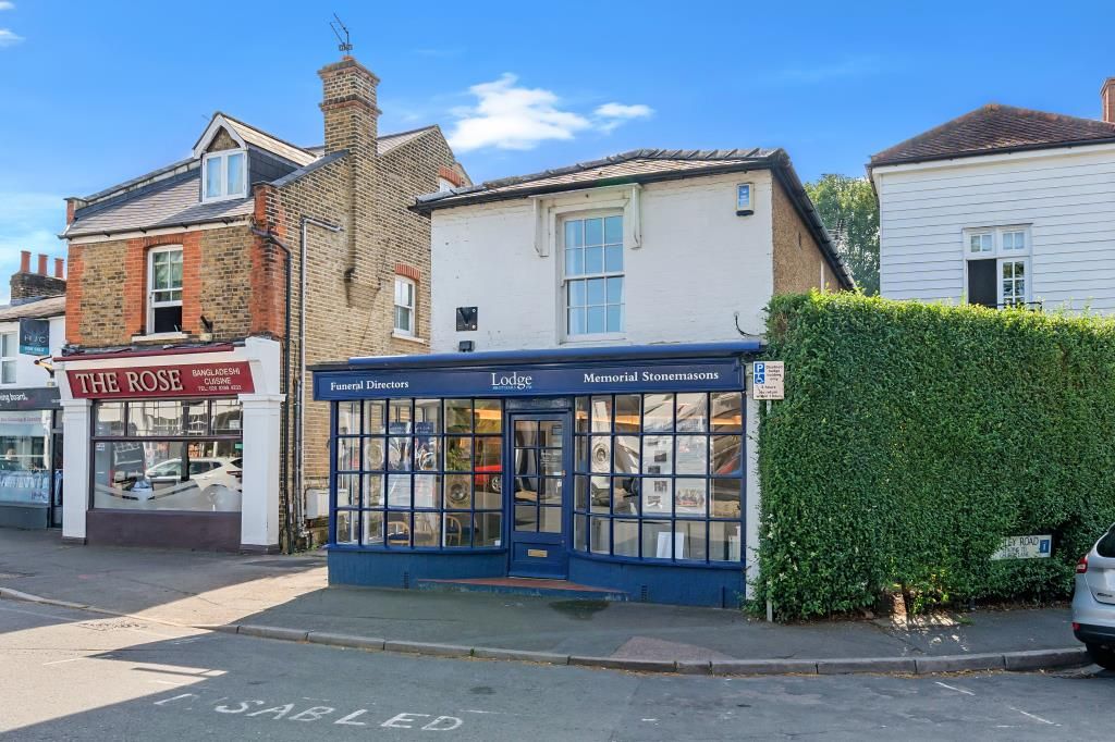 1 bed flat for sale in High Street, Thames Ditton KT7, £290,000