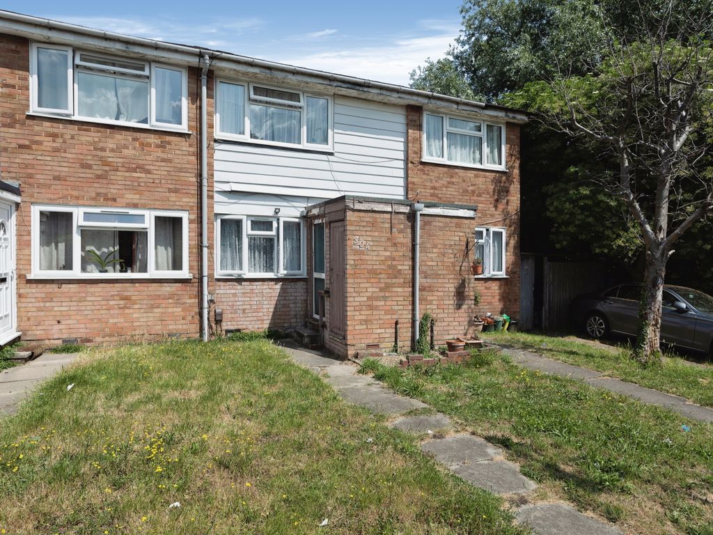 2 bed maisonette for sale in Copperfield, Chigwell IG7, £300,000