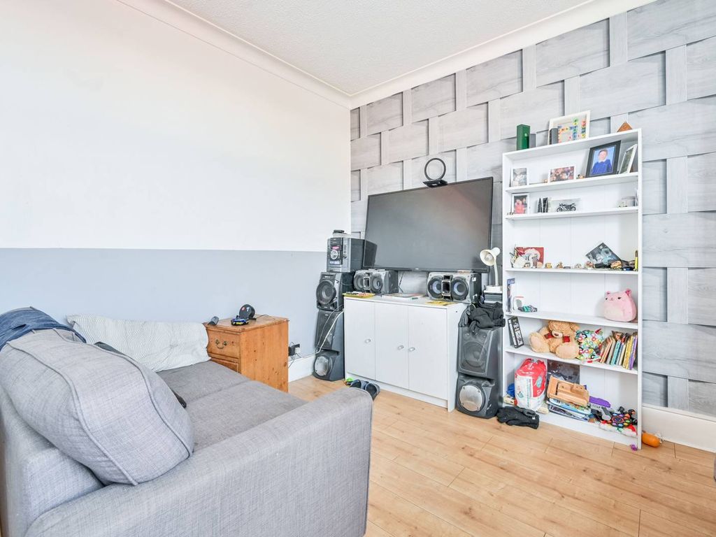2 bed flat for sale in Bromley Road, Catford, London SE6, £225,000