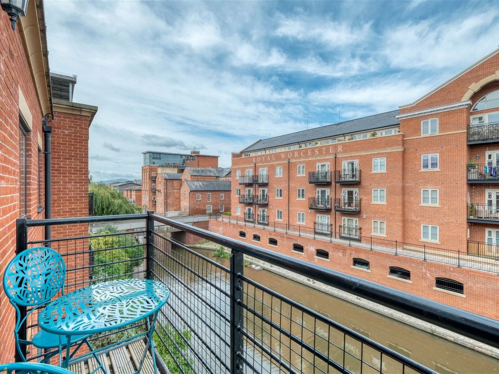 2 bed flat for sale in St Wulstans Court, Bath Road, Worcester WR5, £185,000