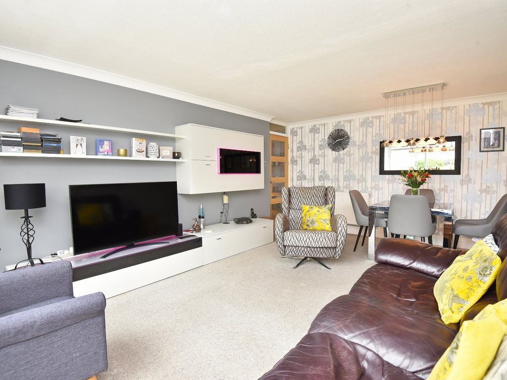 2 bed flat for sale in Beechwood Court, Queen's Road, Harrogate HG2, £215,000