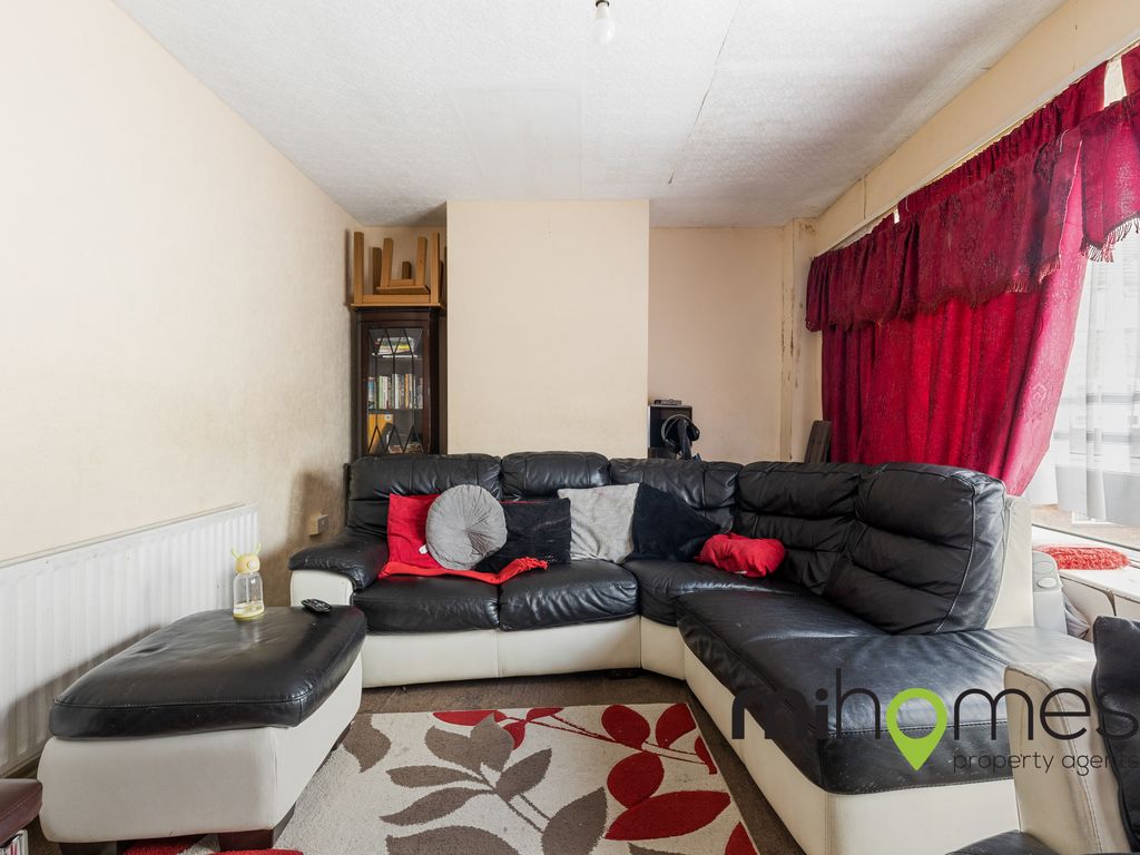 2 bed maisonette for sale in Morley Road, Barking IG11, £230,000