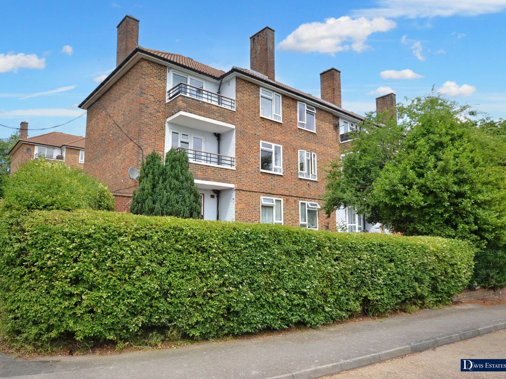 1 bed flat for sale in Mildenhall House, Redcar Road, Romford RM3, £170,000