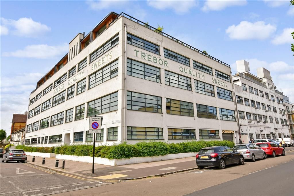 1 bed flat for sale in Shaftesbury Road, London E7, £290,000