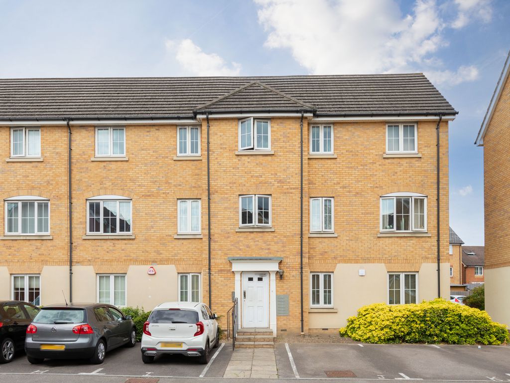 1 bed flat for sale in Genas Close, Ilford, Essex IG6, £275,000