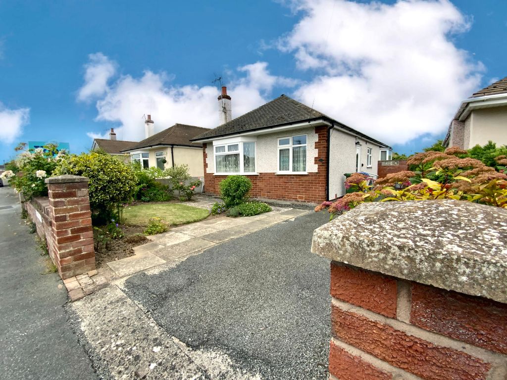 3 bed bungalow for sale in Shaun Drive, Rhyl LL18, £210,000