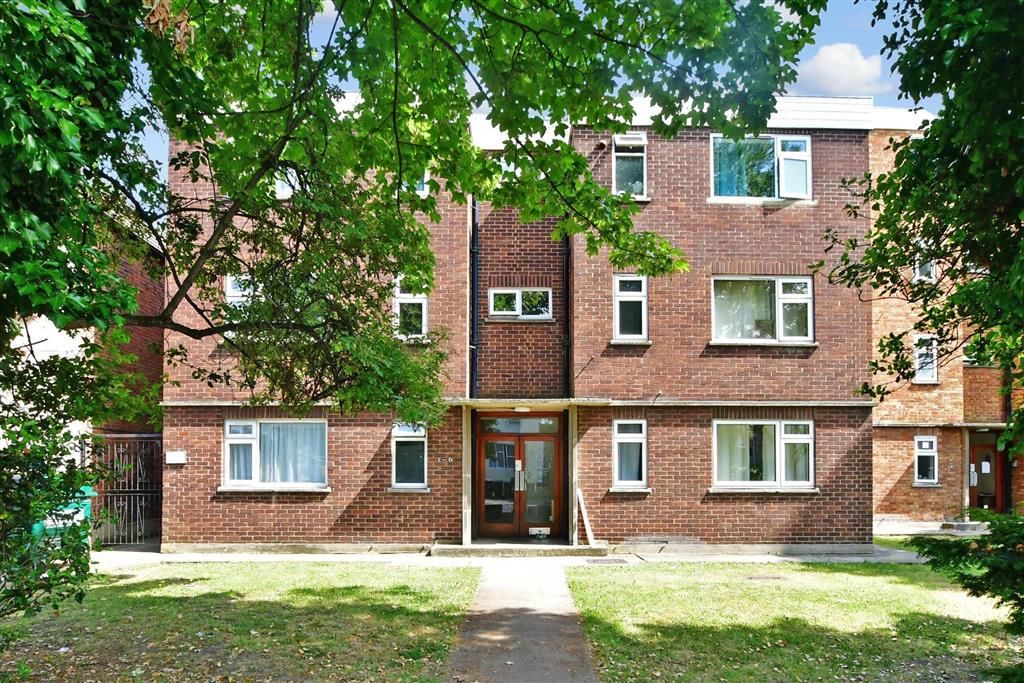 1 bed flat for sale in Hainault Road, London E11, £250,000