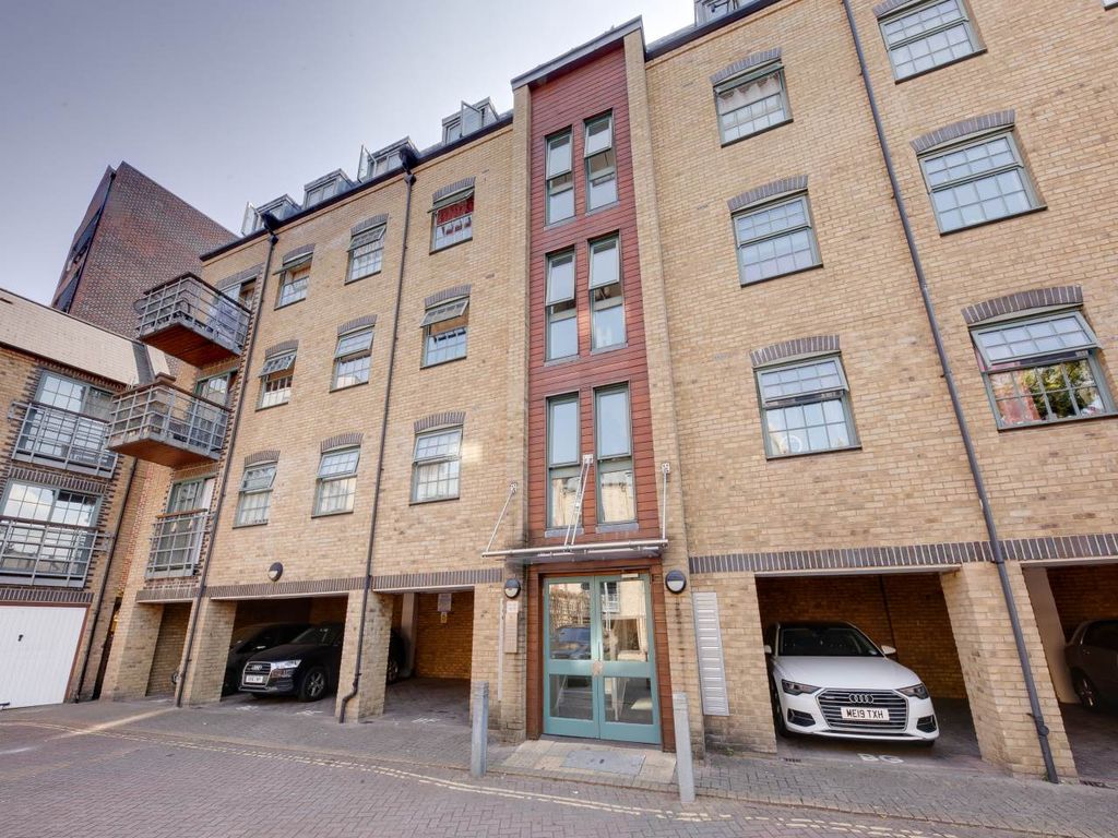 2 bed flat for sale in Hewetts Quay, Barking, Essex IG11, £275,000