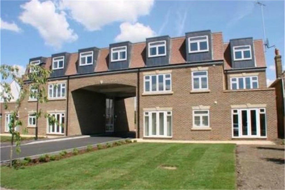 1 bed flat for sale in Clarence Court, Langley SL3, £195,000