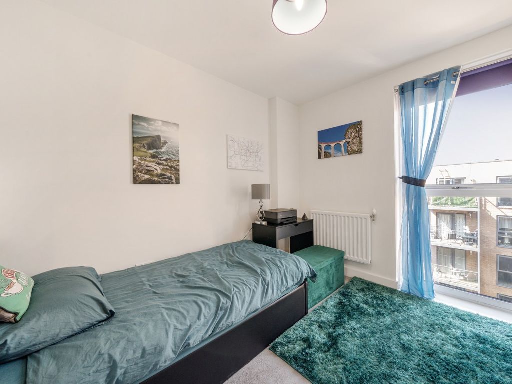 2 bed flat for sale in Lambourne House, Apple Yard, Penge SE20, £174,000