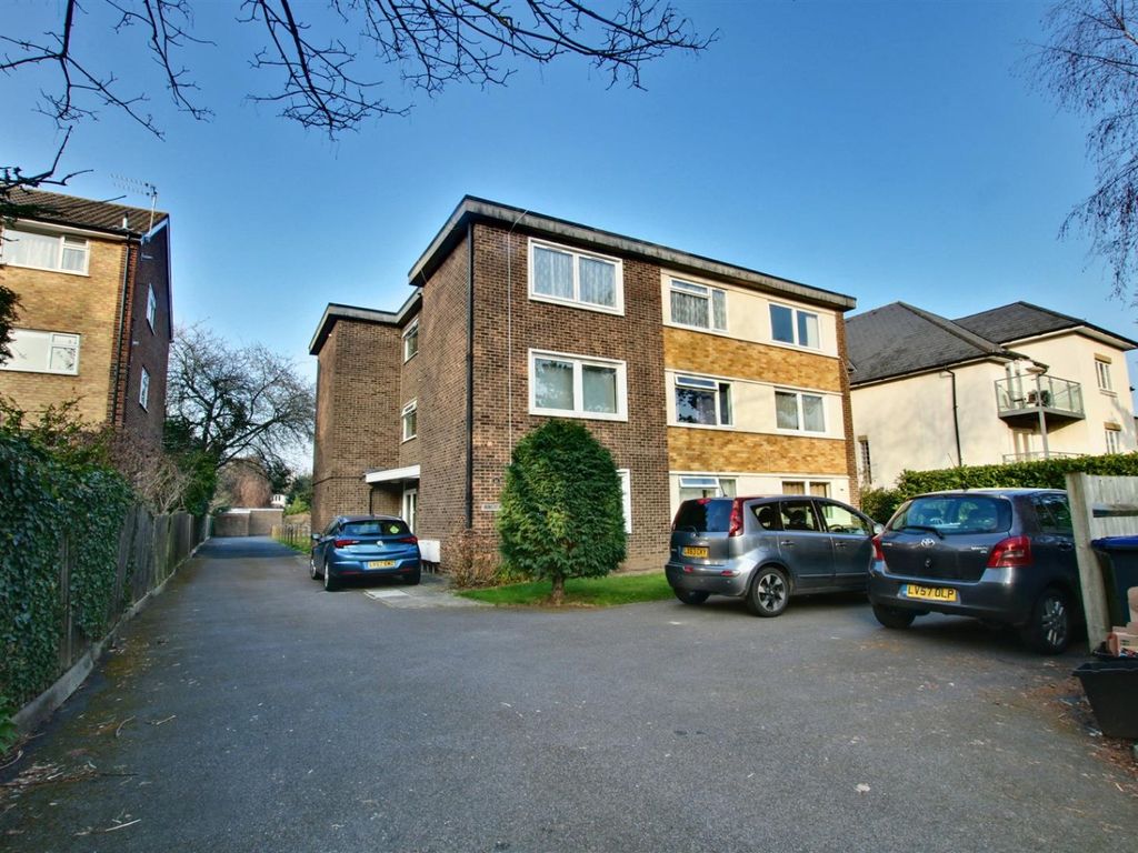 1 bed flat for sale in Kinloch Court, Beckham Grove, Bromley BR2, £260,000