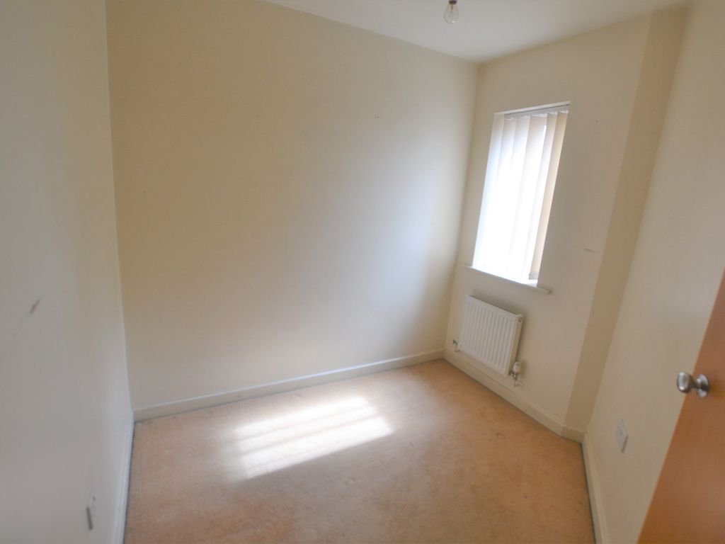 2 bed flat for sale in Montvale Gardens, Leicester LE4, £100,000
