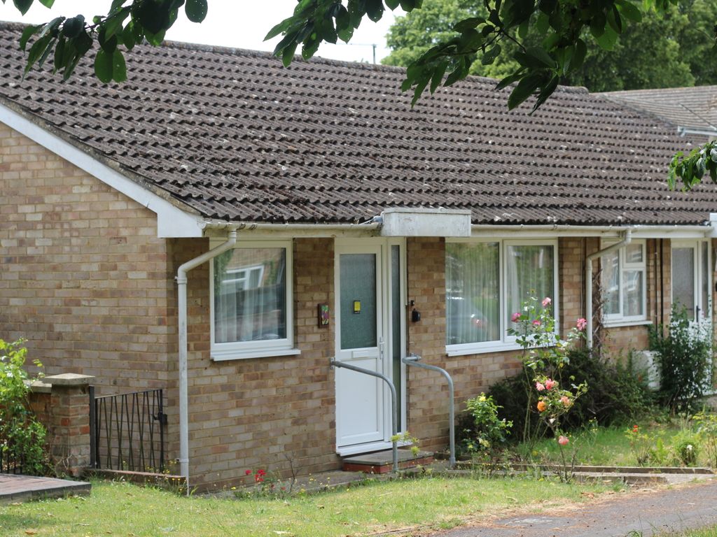 2 bed bungalow for sale in Hillside Road, Hungerford RG17, £275,000