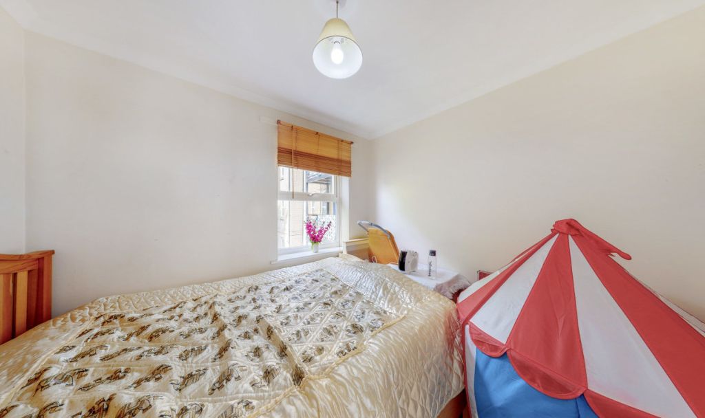 2 bed flat for sale in Norfolk Court, Romford RM6, £178,750