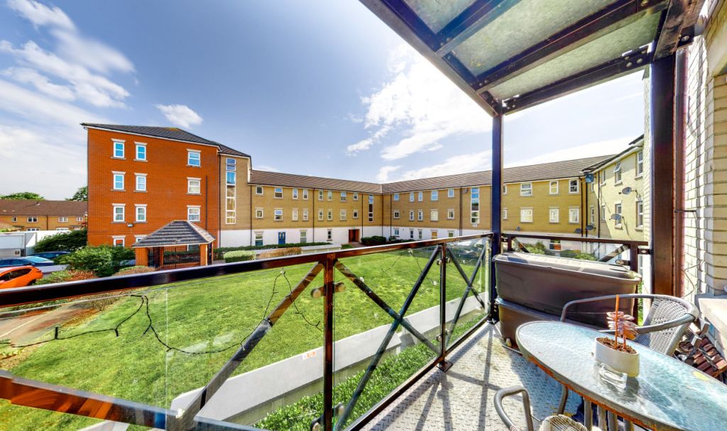 2 bed flat for sale in Norfolk Court, Romford RM6, £178,750
