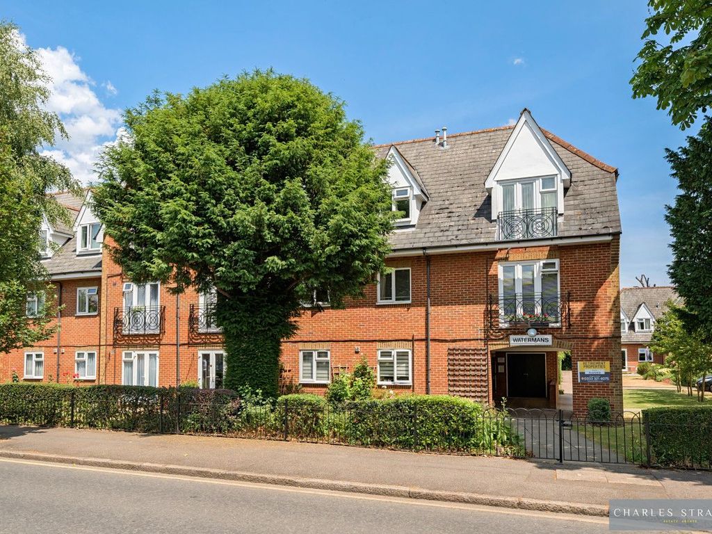 1 bed flat for sale in Watermans, Junction Road, Romford RM1, £165,000