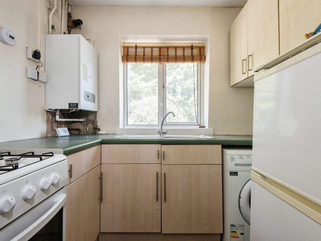 2 bed maisonette for sale in Vale Drive, Southampton SO18, £160,000