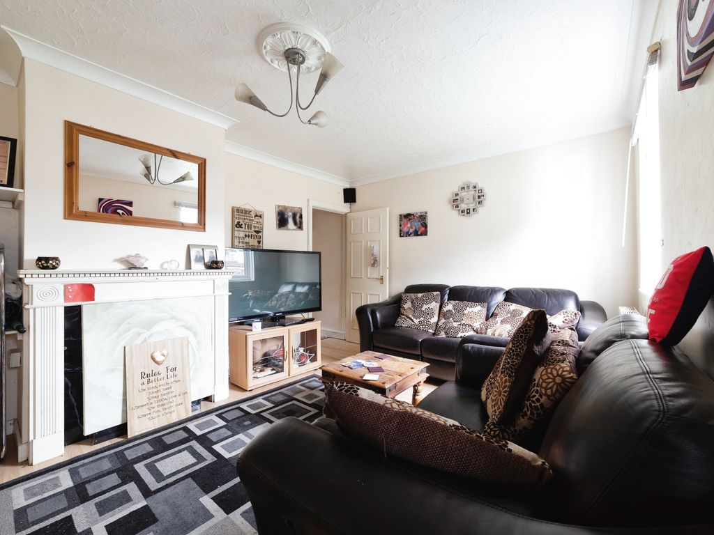 2 bed maisonette for sale in Bastable Avenue, Barking IG11, £260,000