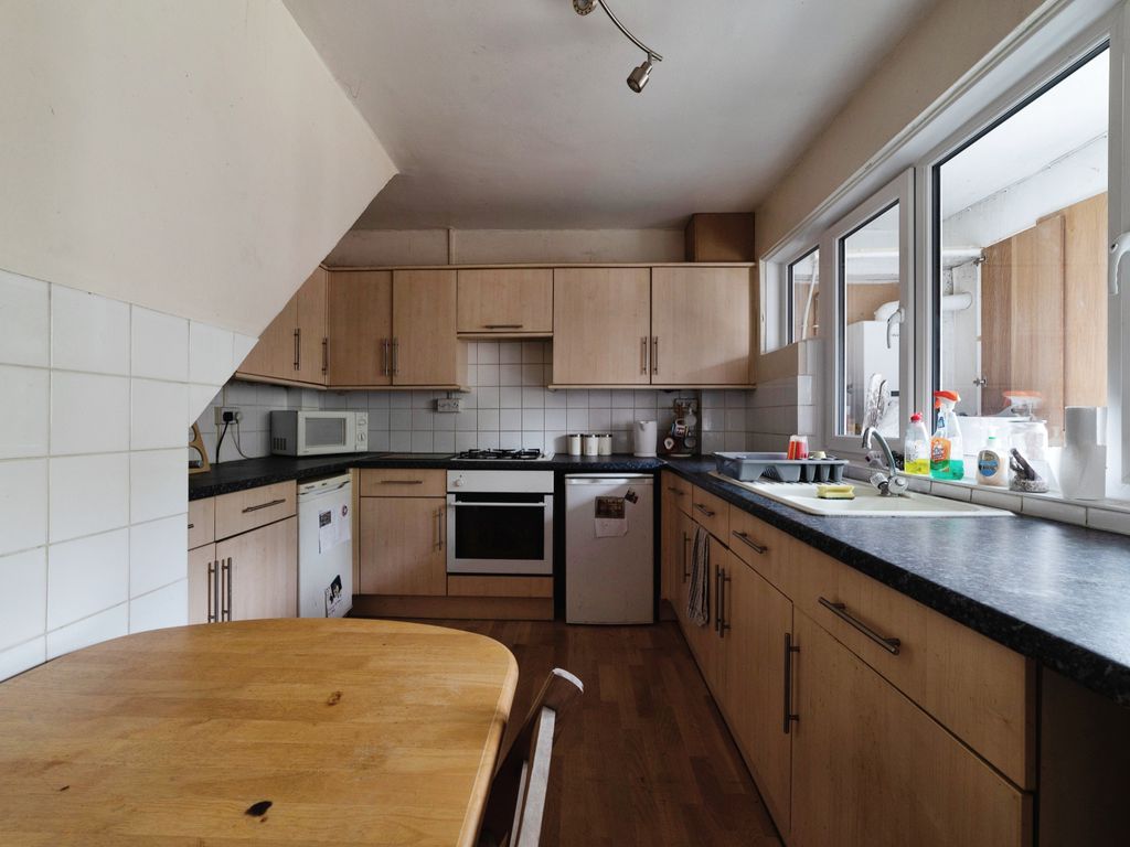 2 bed maisonette for sale in Bastable Avenue, Barking IG11, £260,000