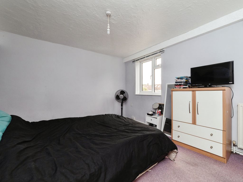 2 bed maisonette for sale in Bastable Avenue, Barking IG11, £260,000