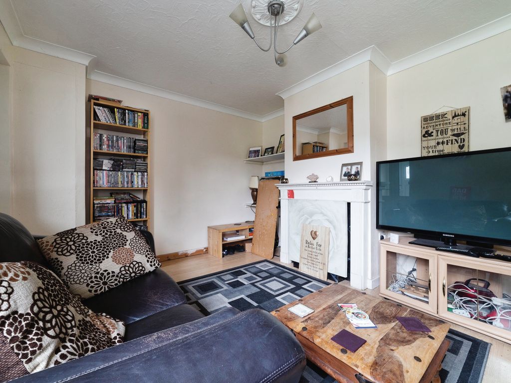 2 bed maisonette for sale in Bastable Avenue, Barking IG11, £260,000