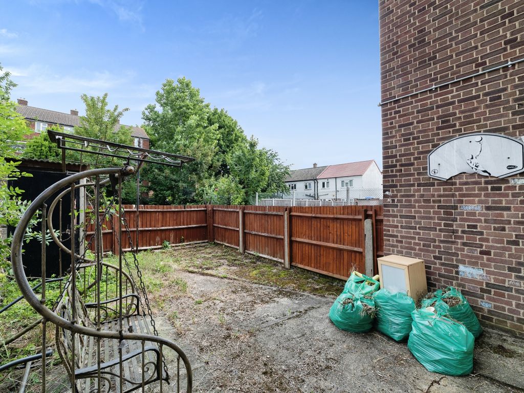 2 bed maisonette for sale in Bastable Avenue, Barking IG11, £260,000