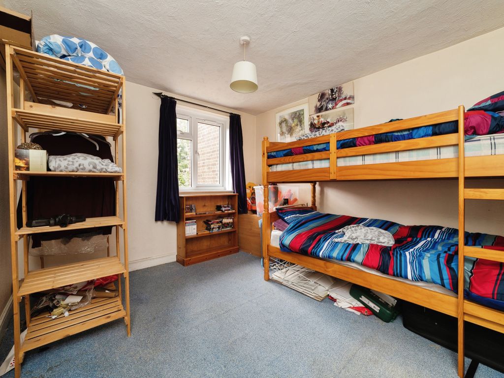 2 bed maisonette for sale in Bastable Avenue, Barking IG11, £260,000