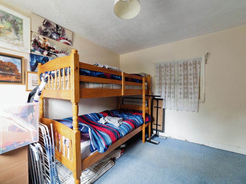 2 bed maisonette for sale in Bastable Avenue, Barking IG11, £260,000