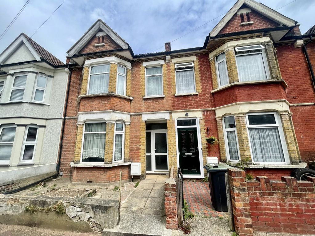 2 bed terraced house for sale in Richmond Street, Southend-On-Sea, Essex SS2, £265,000