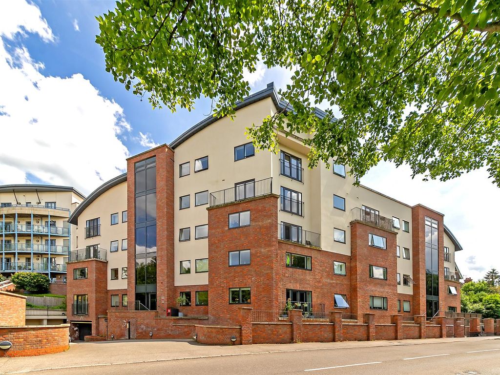 2 bed flat for sale in Brook Street, Tring HP23, £300,000