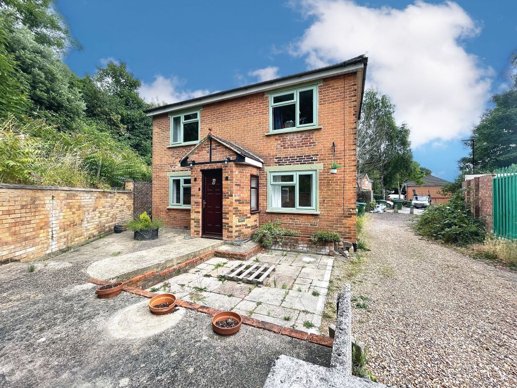 2 bed detached house for sale in Coopers Lane, Southampton SO19, £300,000