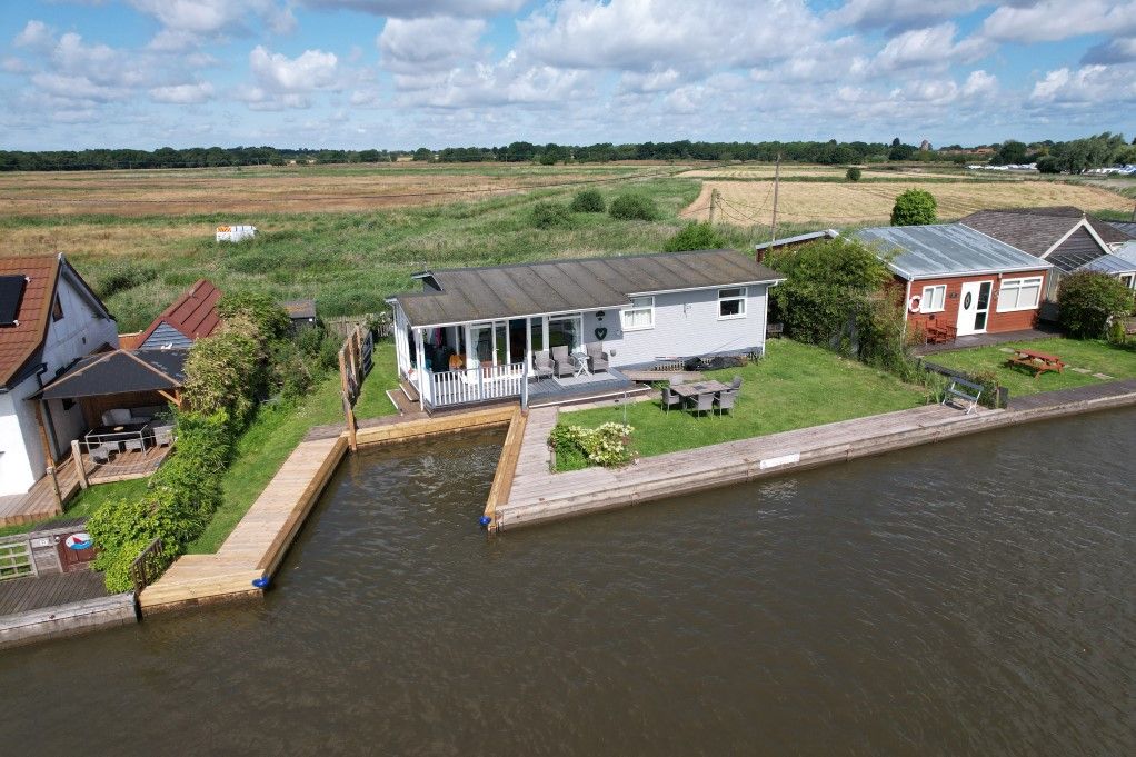 3 bed detached bungalow for sale in North West Riverbank, Potter Heigham NR29, £325,000