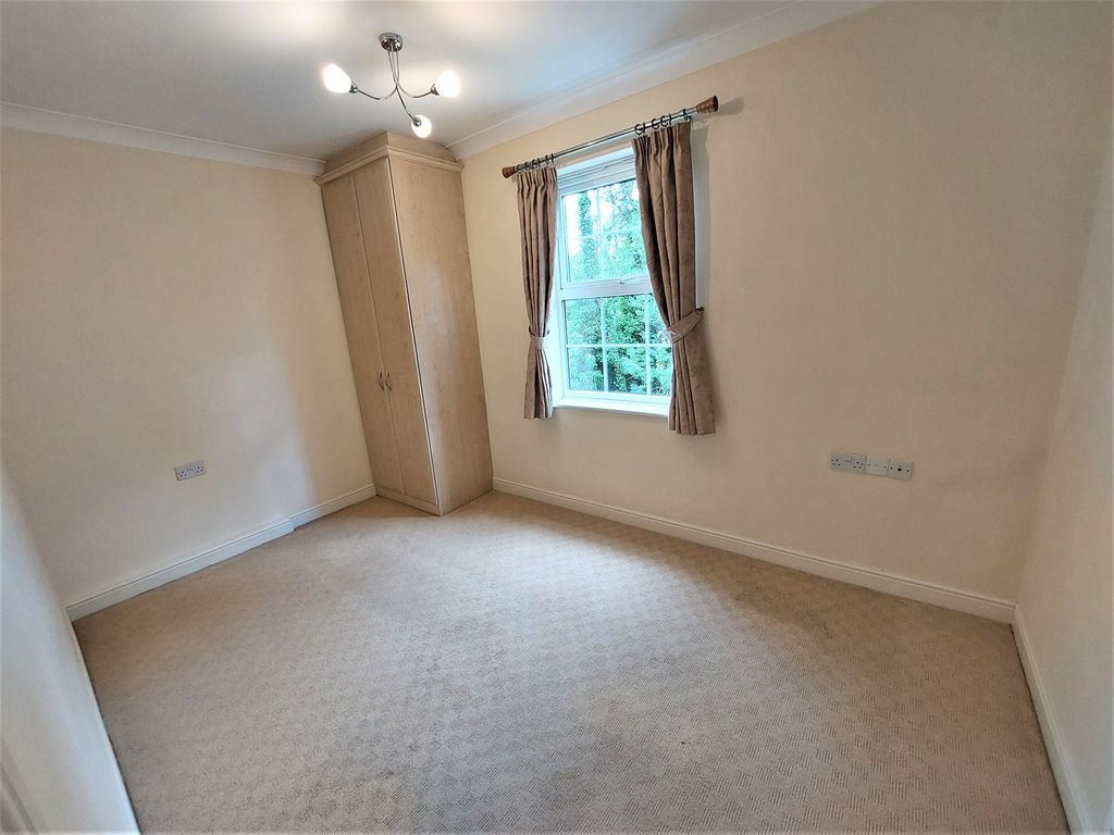 2 bed flat for sale in Wentworth Court, Whitefield M45, £230,000