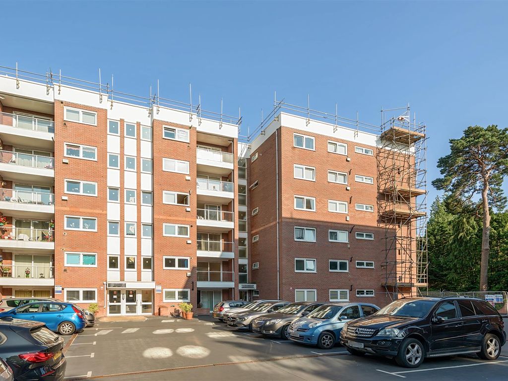2 bed flat for sale in Lindsay Road, Branksome Park, Poole BH13, £260,000