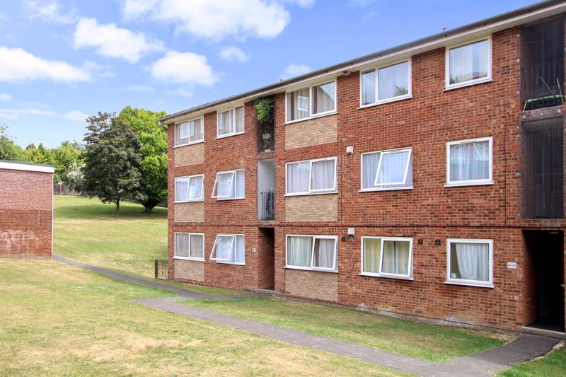 1 bed flat for sale in Windsor Drive, High Wycombe HP13, £169,950