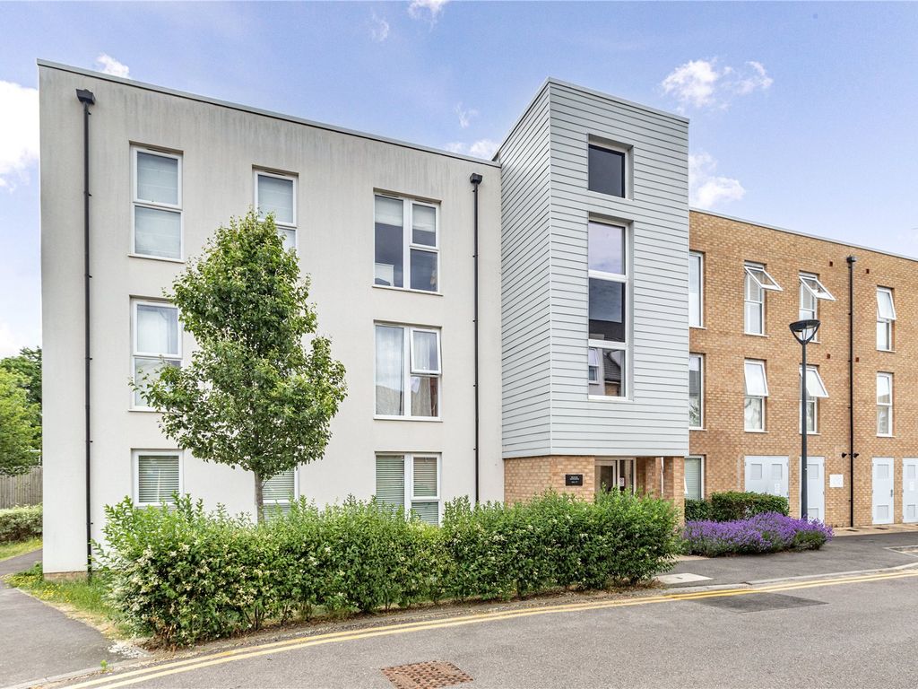 2 bed flat for sale in Addlestone, Surrey KT15, £325,000