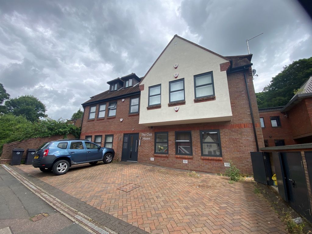 1 bed flat for sale in East Street, Chesham HP5, £260,000
