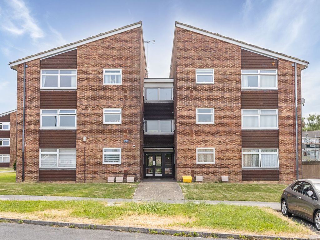 2 bed flat for sale in Hillmead, Crawley RH11, £230,000
