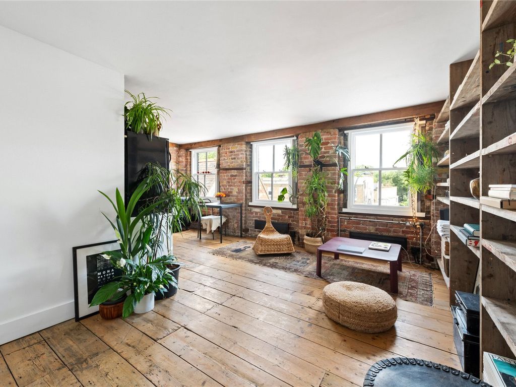 1 bed flat for sale in New Cross Road, London SE14, £285,000