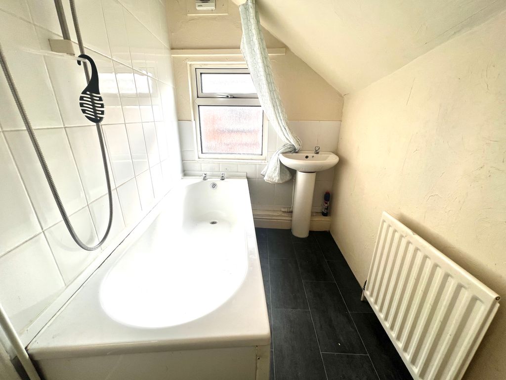 3 bed flat for sale in The Crescent, Edlington, Doncaster DN12, £219,995