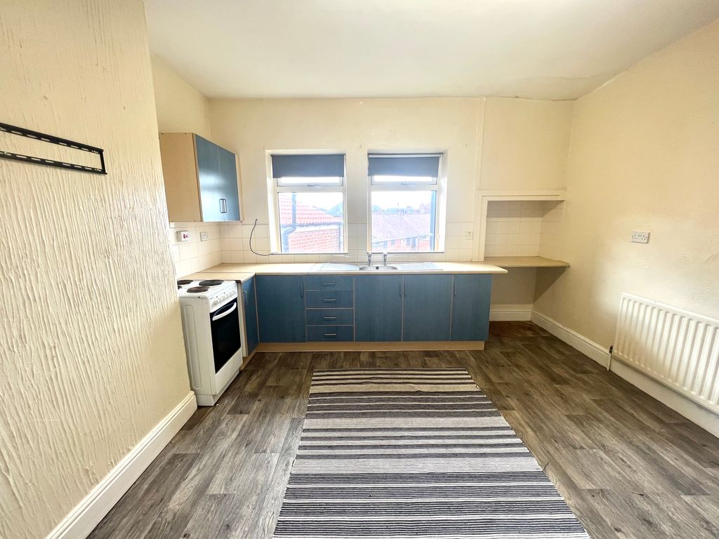 3 bed flat for sale in The Crescent, Edlington, Doncaster DN12, £219,995