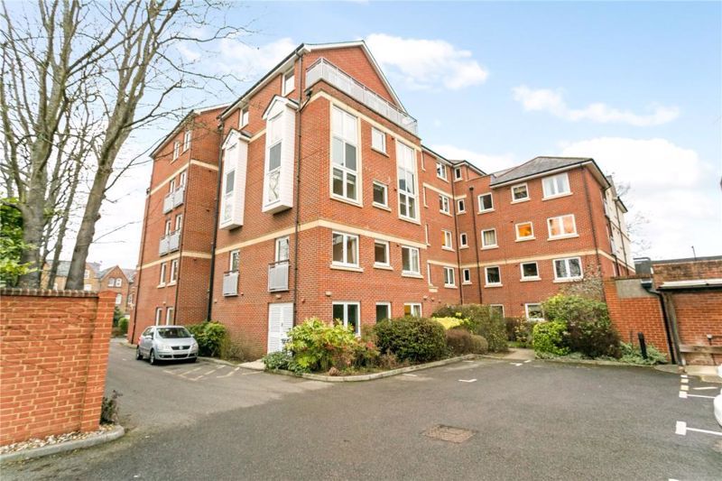 1 bed flat for sale in Connaught Court, Windsor SL4, £225,000
