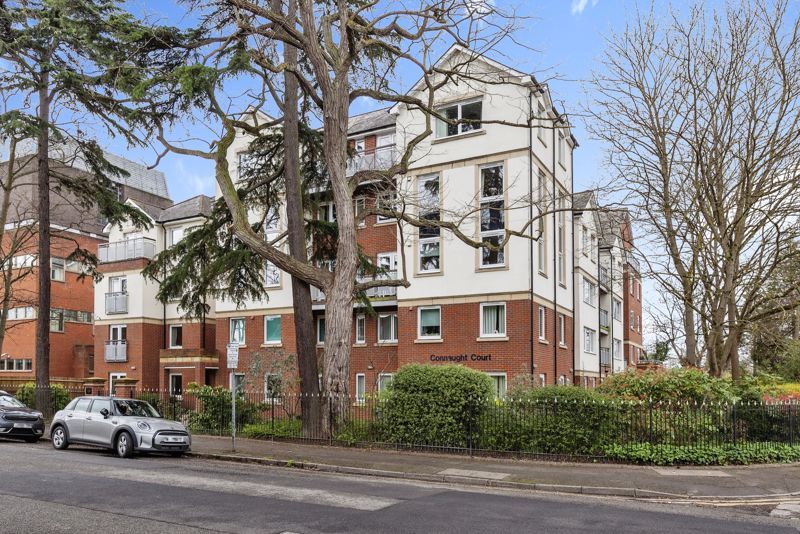 1 bed flat for sale in Connaught Court, Windsor SL4, £225,000
