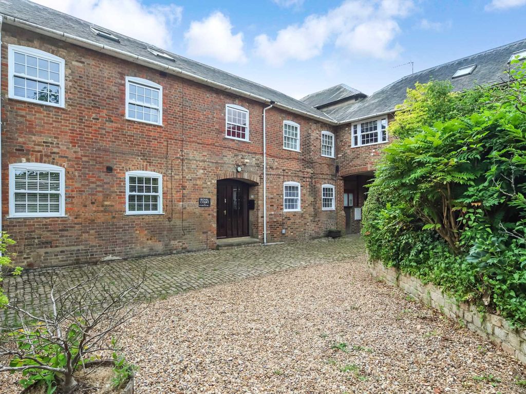 1 bed flat for sale in Royal Court, Tring Station HP23, £225,000