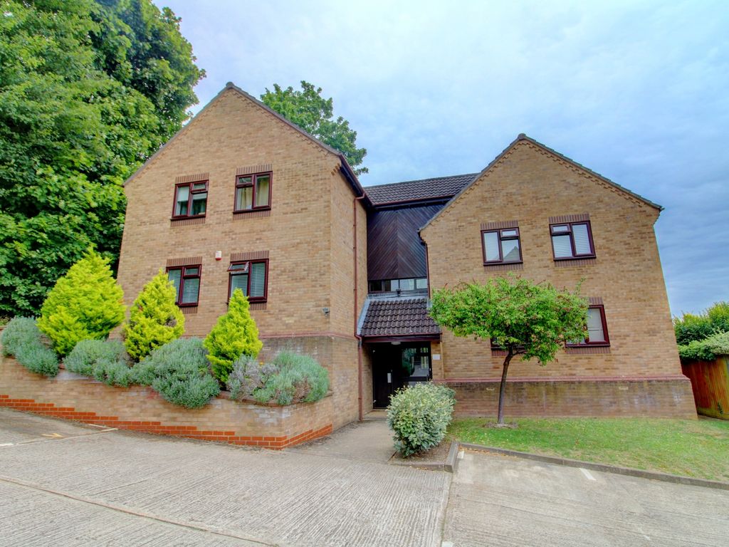 2 bed flat for sale in The Pentlands, High Wycombe HP13, £200,000