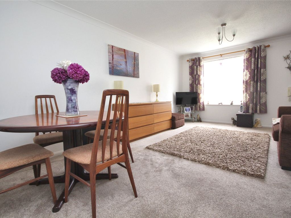 1 bed flat for sale in Bainton Mead, Woking GU21, £145,000