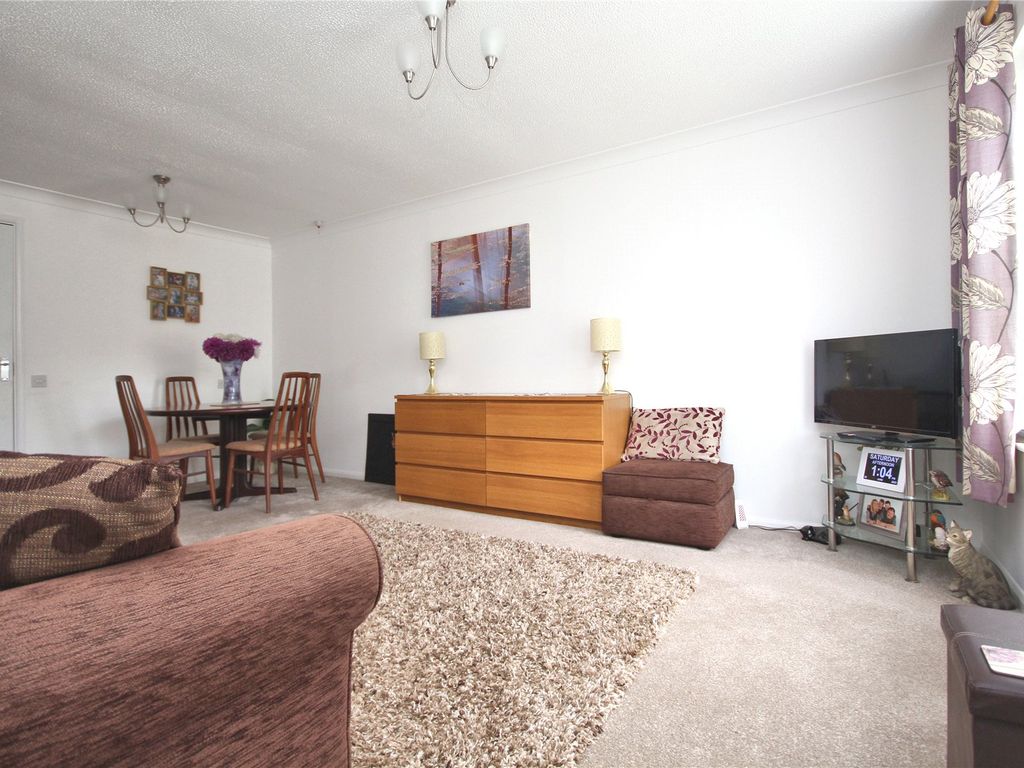 1 bed flat for sale in Bainton Mead, Woking GU21, £145,000