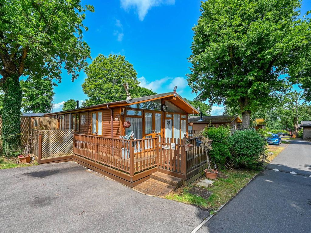 2 bed mobile/park home for sale in The Oaks, Farley Green, Guildford GU5, £72,000